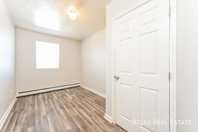 Building Photo - 3210 W Longfellow Pl