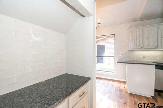 Building Photo - 5827 Hollytree Dr