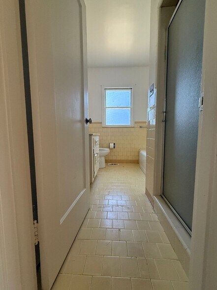 Bathroom #1 - 800 Cordilleras Ave