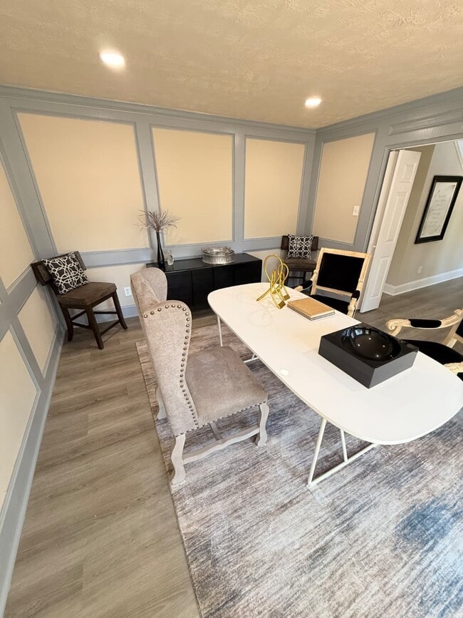 Building Photo - 1711 Surrey Ct