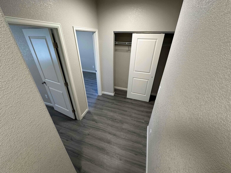 Building Photo - 686 E Hahns Peak Ave