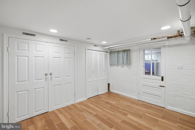 Building Photo - 3839 Beecher St NW
