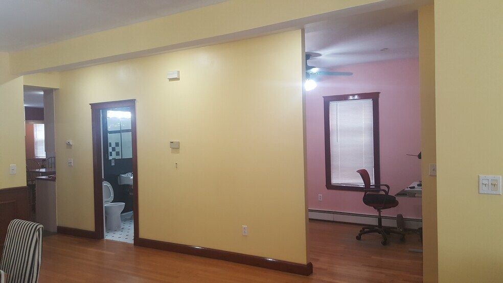 Building Photo - 8 Buttonwood St