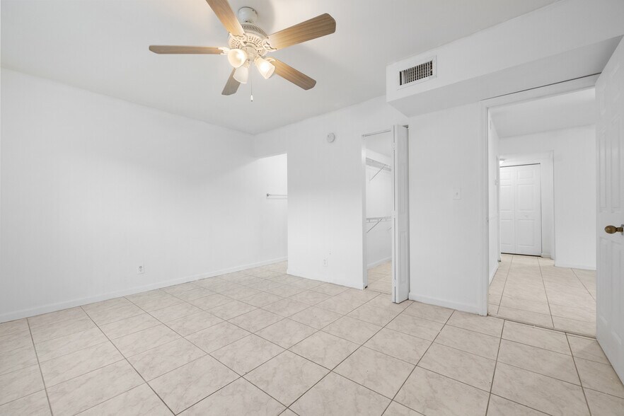 Building Photo - 2912 NW 55th Ave