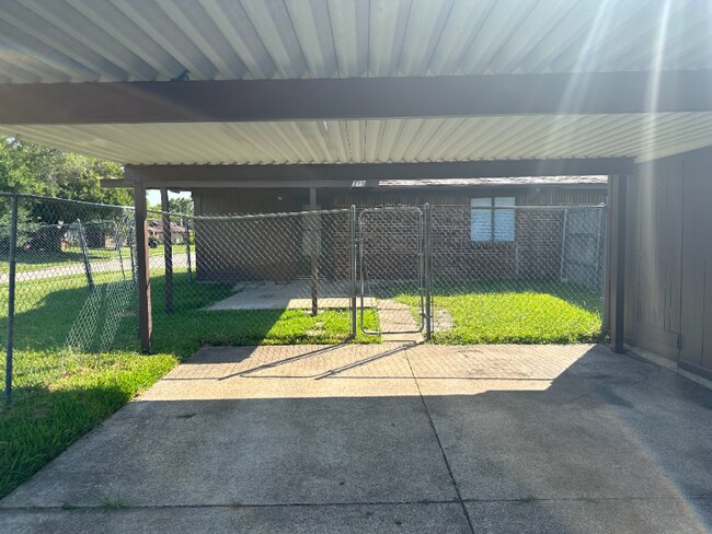 Building Photo - 319 Shea St