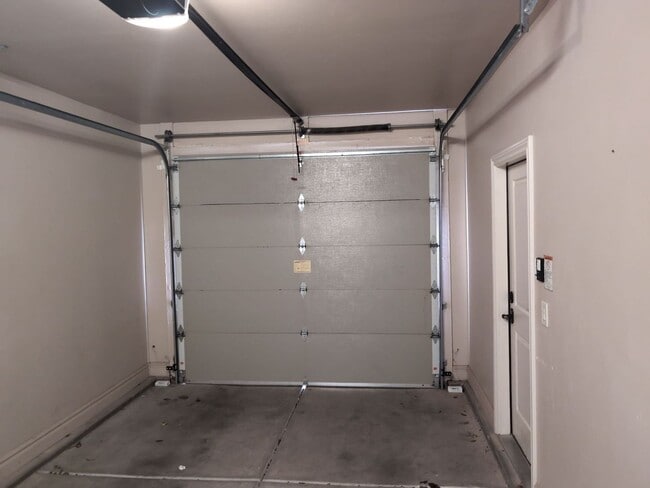 Building Photo - PET FRIENDLY -Spacious 6 Bedroom Home in St. George