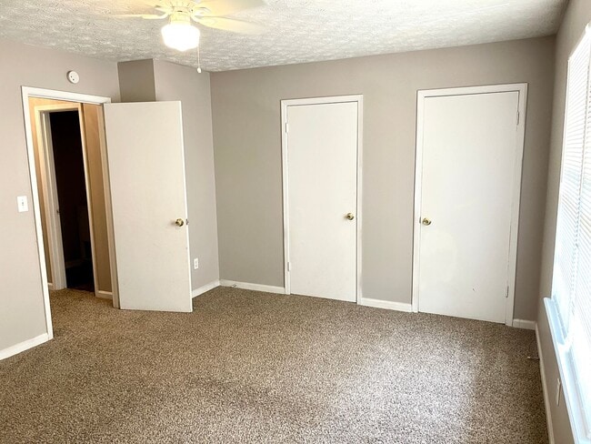 Building Photo - Welcome to this charming 2-bedroom, 2-bath...