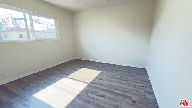 Building Photo - 975 S Kingsley Dr