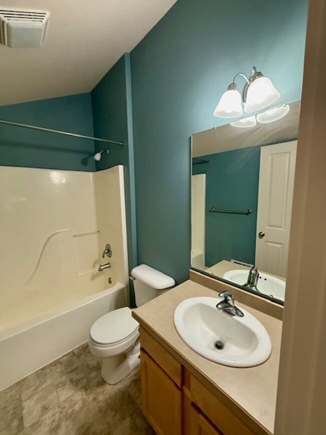 Building Photo - MOVE IN TODAY 1 Bedroom, 1 bathroom Spacio...
