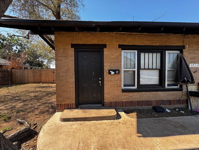 Building Photo - Beautiful  Duplex Conveniently Located In Between Downtown Lubbock & Texas Tech Campus!