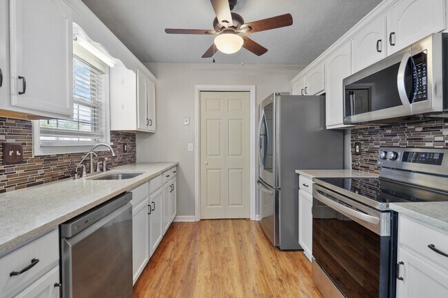 Building Photo - 1633 Cedar Springs Cir