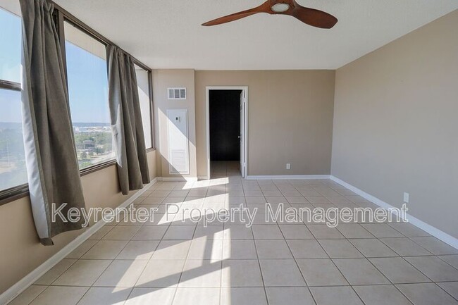 Building Photo - 410 W 7th St