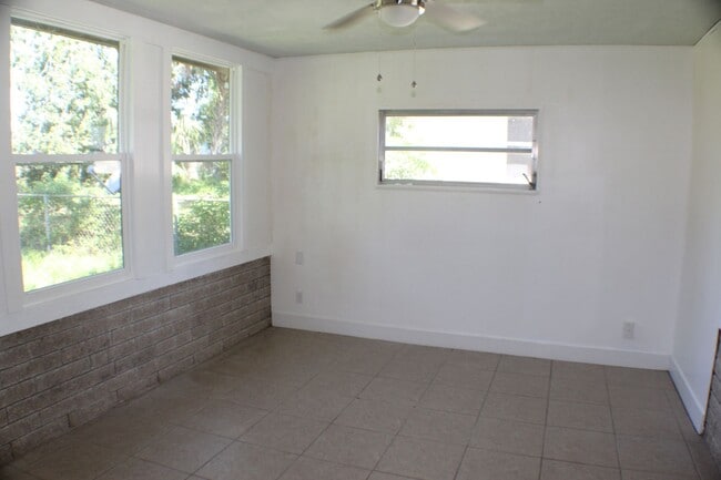 Building Photo - 2 Bed Home in Quiet Neighborhood