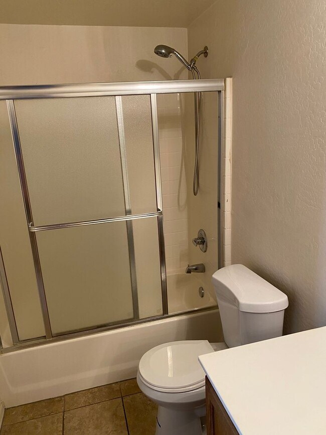 Building Photo - 2 bed, 2.5 bath, 2 car garage Townhome