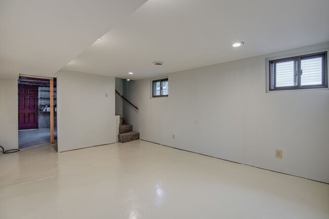 Building Photo - Adorable North Hampton House - Must See!