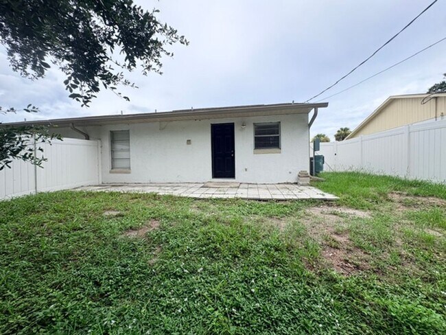 Building Photo - 2312 Fern Palm Dr