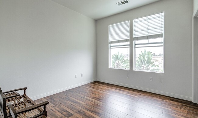 Smaller of 3 upstairs bedrooms - 820 Harbor Cliff Way