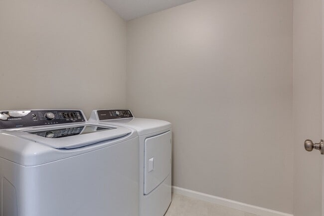 Building Photo - End Unit Town Home avail April 2026 : 3bd2ba2car garage Zimmerman