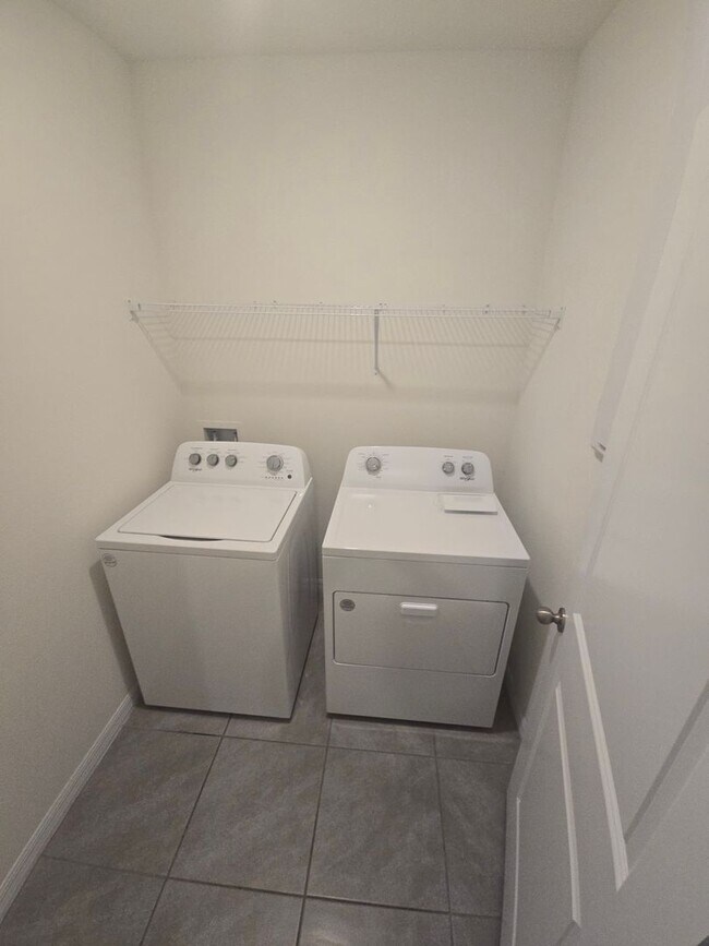 Building Photo - Gorgeous 3-Bedroom, 2-Bathroom Townhouse in Bradenton