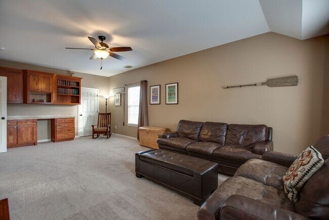 Building Photo - Pristine 5 Bed Fenced Franklin Home!