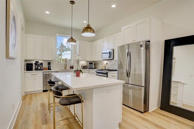 Building Photo - 2013 Cochran St