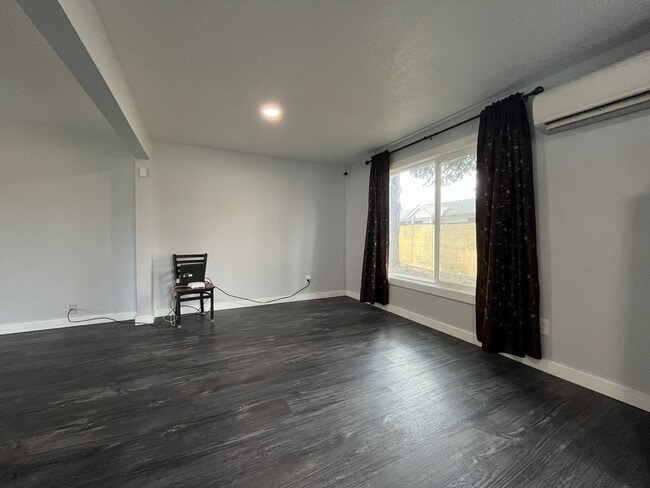 Building Photo - Updated Single-Level 3BD/2BA Home with Stainless Appliances, Expansive Yard & Flexible Layout