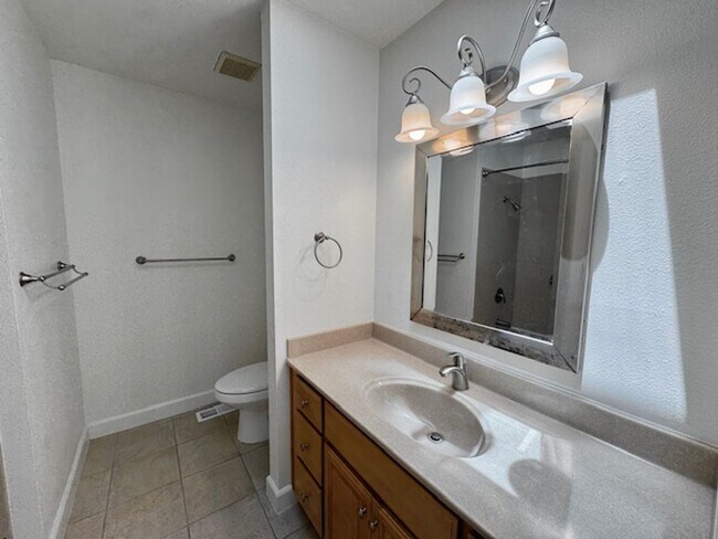 Building Photo - Move-in ready, Charming single level 4 bedroom, 2  bath home in San Ramon!