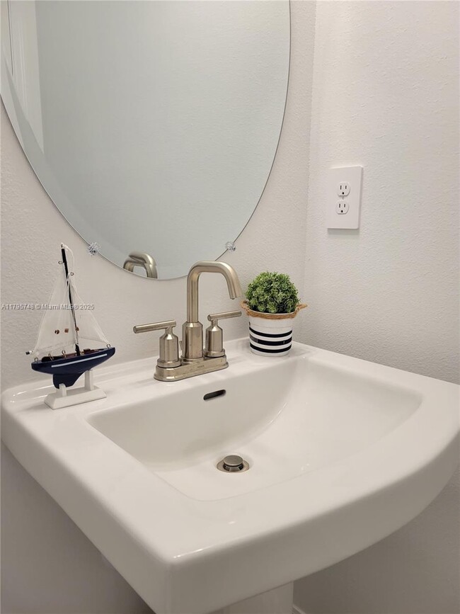 Building Photo - 5647 Ficus Aurea St