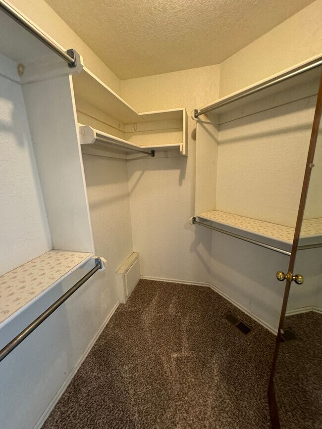 Building Photo - 3 bed plus flex room, 2 and 1/2 baths 2 ca...