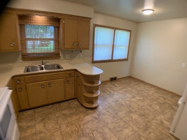 Building Photo - West Allis 3 bedroom 2 bath ranch