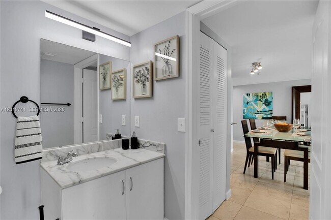 Building Photo - 1200 Brickell Bay Dr