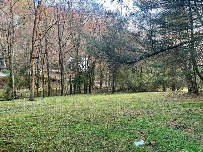 Building Photo - 197 Hicks Rd