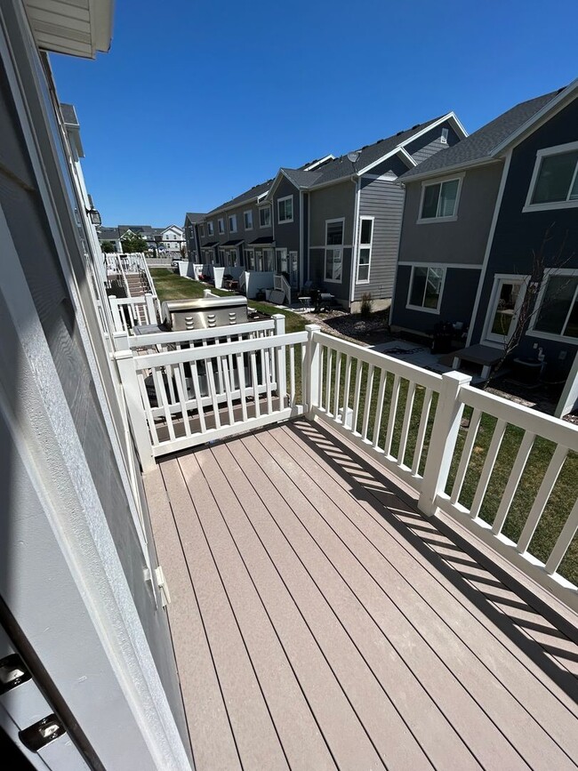 Building Photo - 4 Bedroom Exchange Townhome