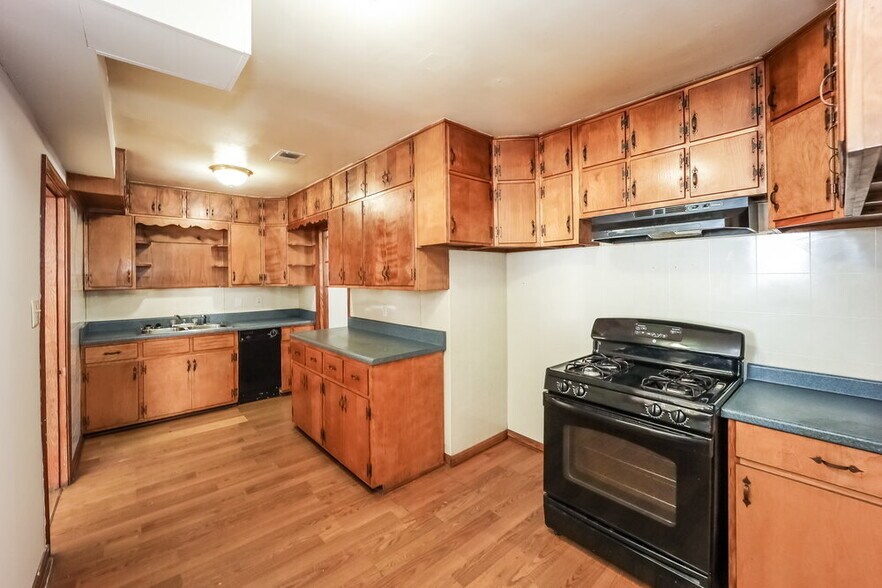 Building Photo - 5299 Sharon St