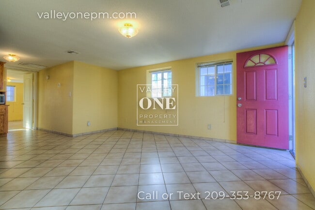 Building Photo - 1404 1/2 Teresa Street-