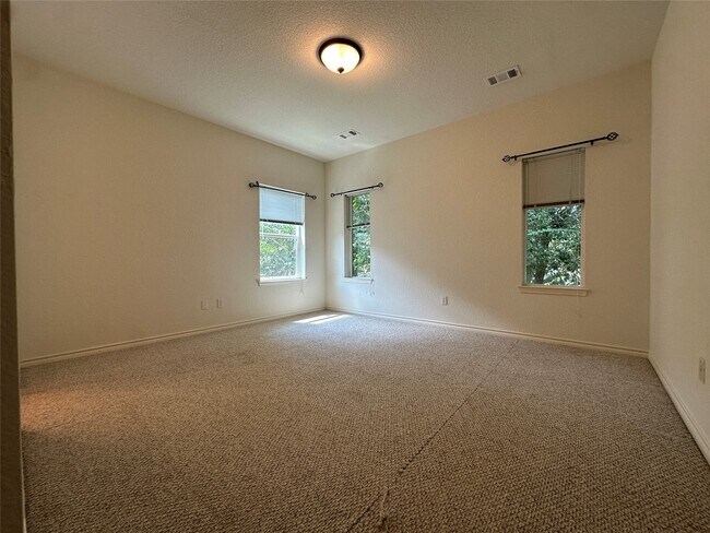 Building Photo - 3206 Oakland Dr