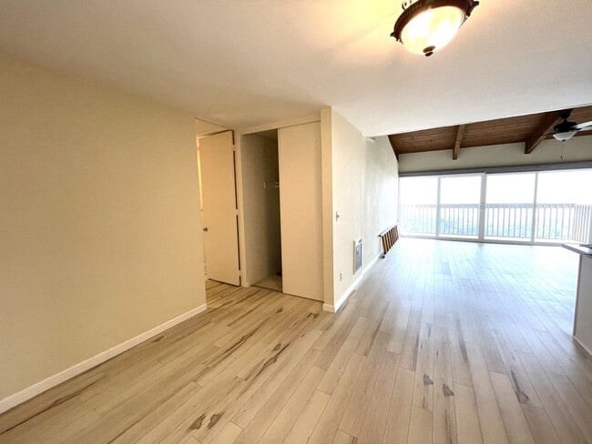 Building Photo - Ocean view updated 2 bed, 2 bath  condo in...
