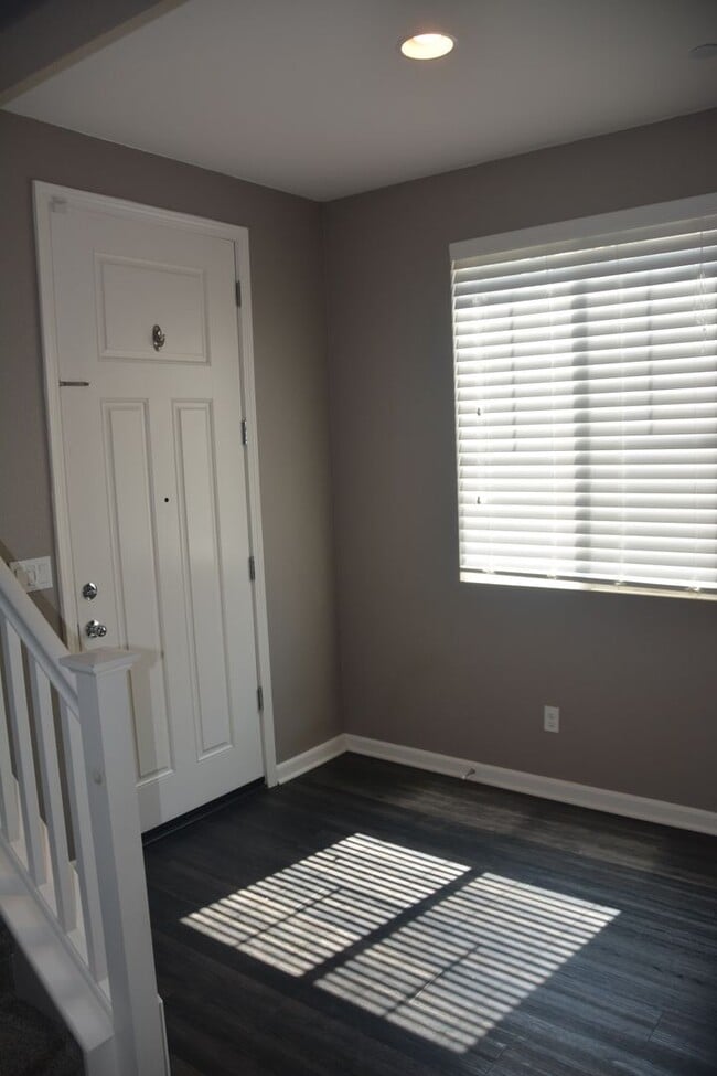 Building Photo - 321 MacArthur Way