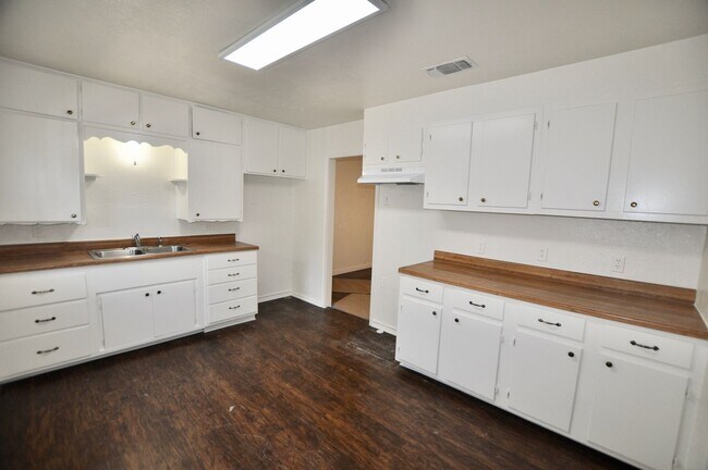Building Photo - FOR LEASE! Newly Remodeled 2 BR - 1 BA - 1...