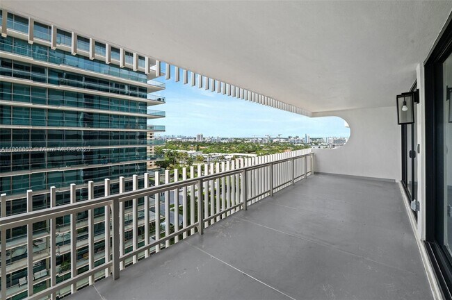 Building Photo - 10205 Collins Ave