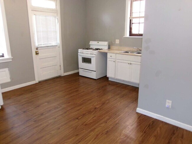 Building Photo - ** MOVE IN SPECIAL** Charming 1-Bedroom Apartment in South St. Louis