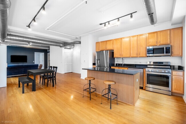 Building Photo - 6 E Monroe St
