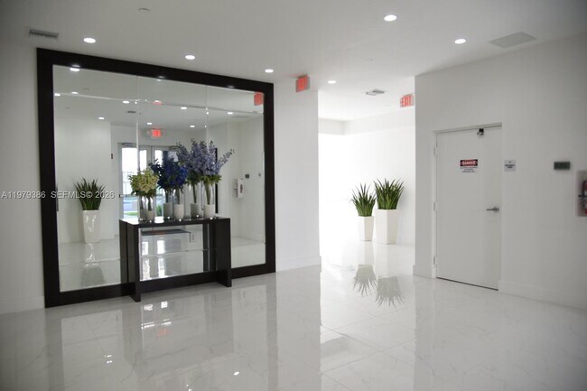 Building Photo - 1045 NE 18th Ave