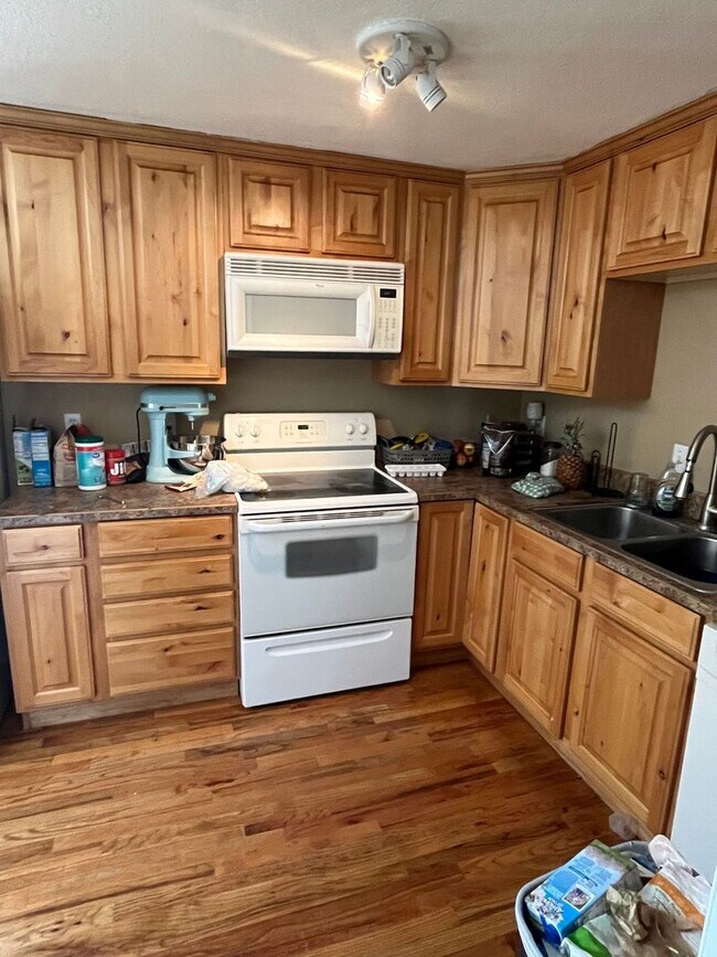 Building Photo - Private bedrooms available in Spacious Home