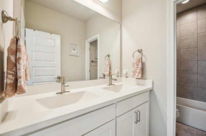 Building Photo - 4871 Lockwood Dr