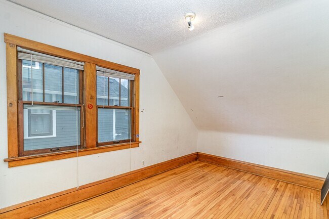 Building Photo - 3 Bed | 1 Bath in Heart of St. Paul