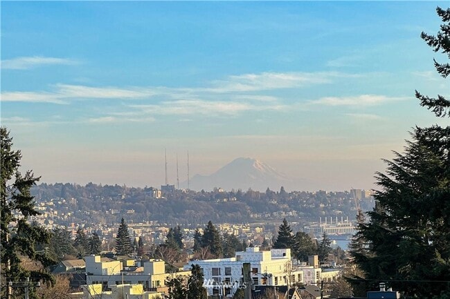 Building Photo - Modern 4-Bedroom Townhome in the Heart of ...