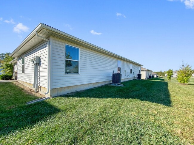 Building Photo - Charming 3-Bed, 2-Bath Ranch style duplex in the Colonial Gardens