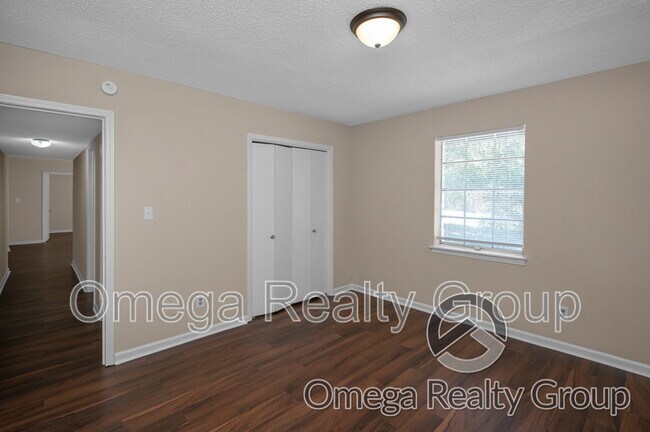 Building Photo - 425 Oakwood Ave