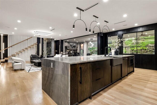 Building Photo - 4280 Shorecrest Dr